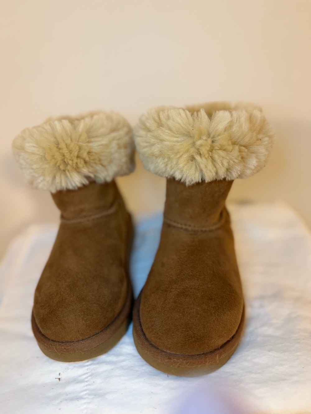 UGG Australia Kids Boots - Picture 3 of 8